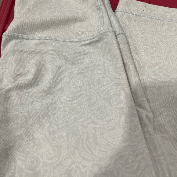 Lululemon patterned cropped, soft and comfy size 4, so cute - Picture 5 of 11